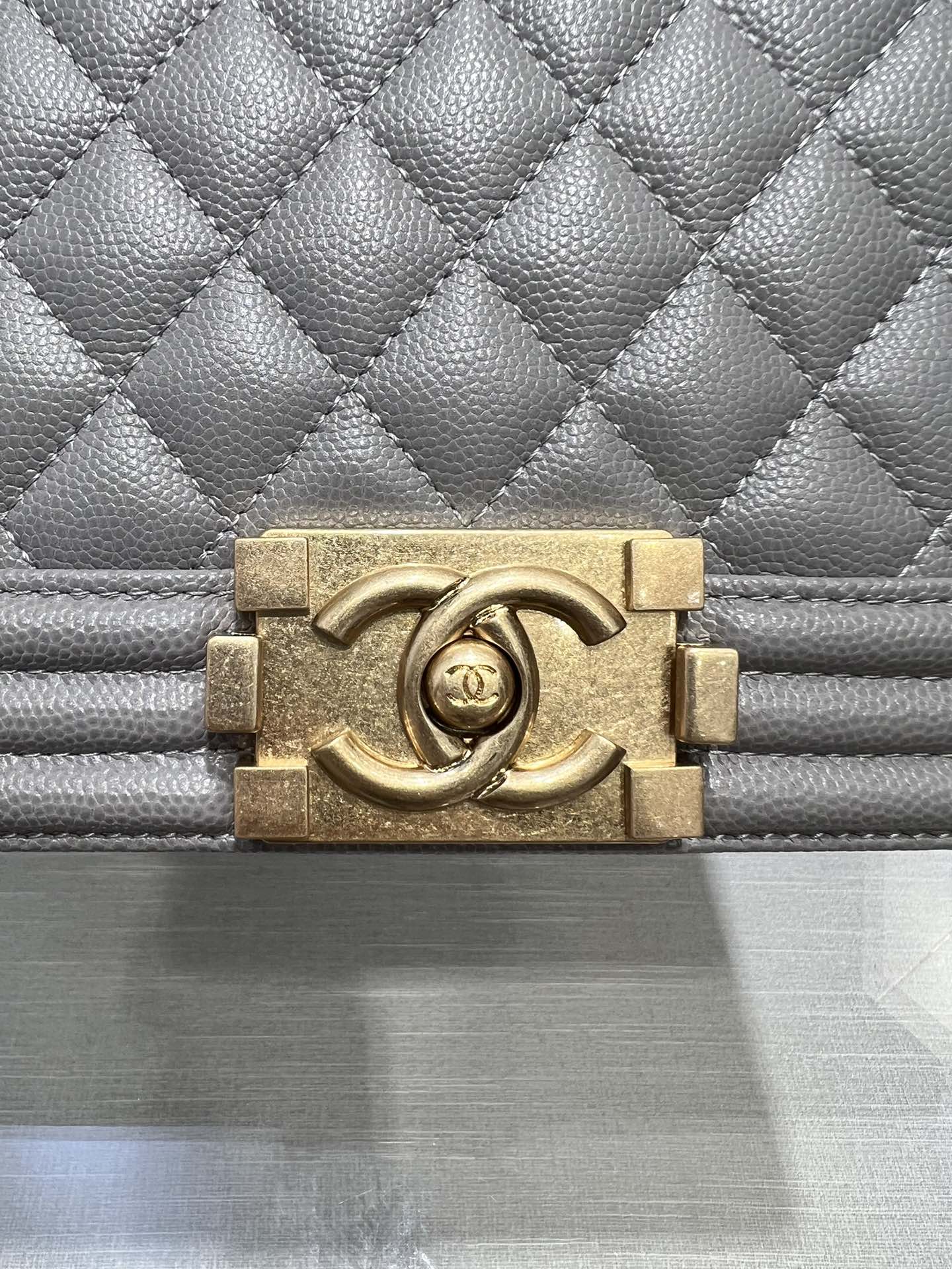 BOY BAG MEDIUM 25 GRIS CAVIAR MÉTAL DORÉ