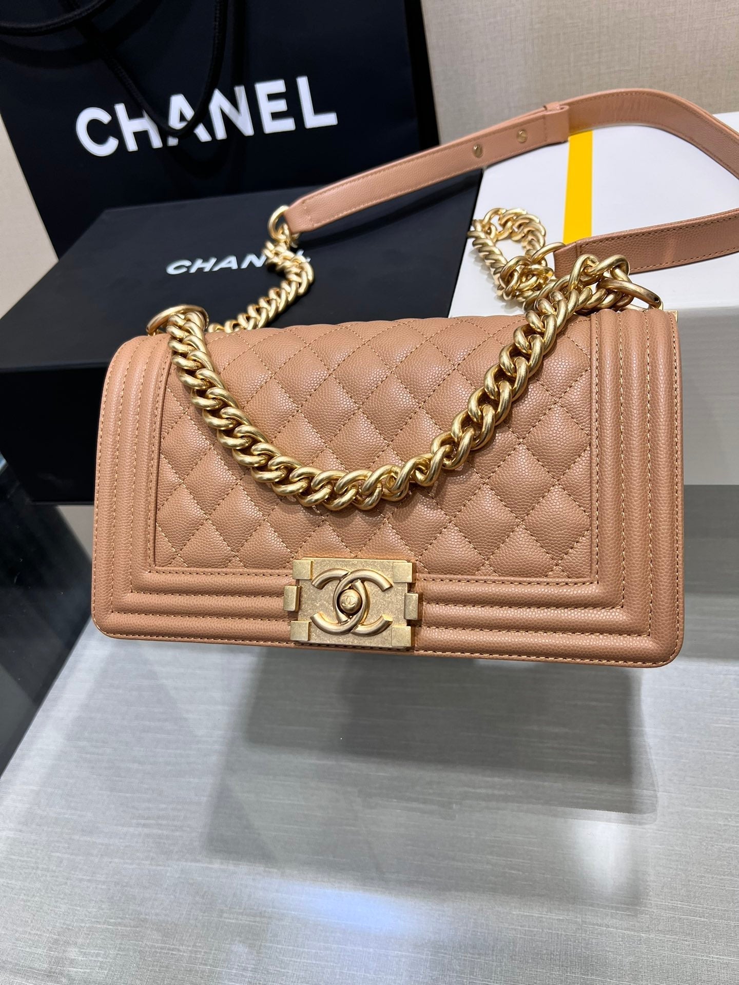 SAC BOY MOYEN 25 CUIR CAVIAR MARRON MÉTAL DORÉ