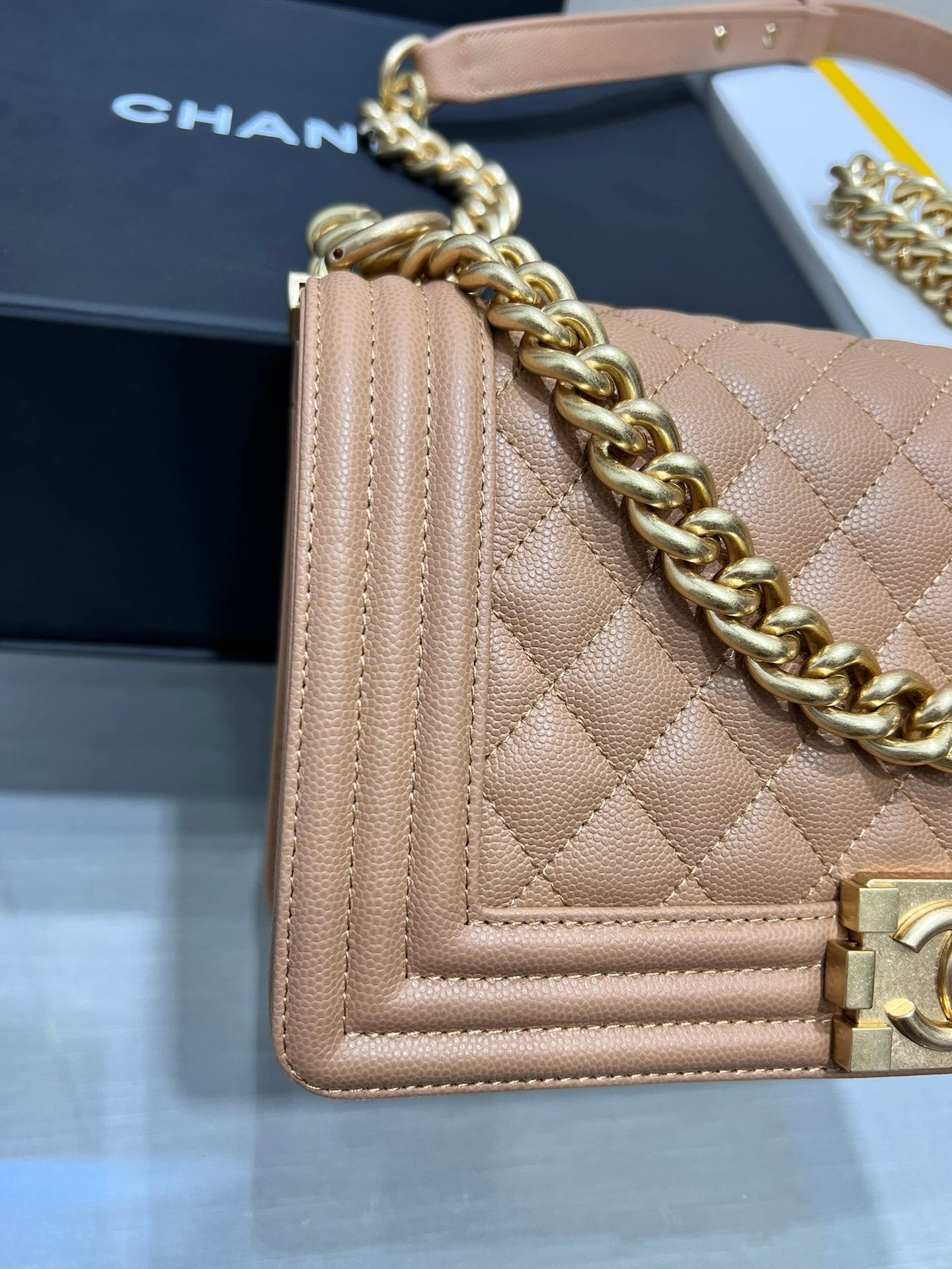 SAC BOY MOYEN 25 CUIR CAVIAR MARRON MÉTAL DORÉ