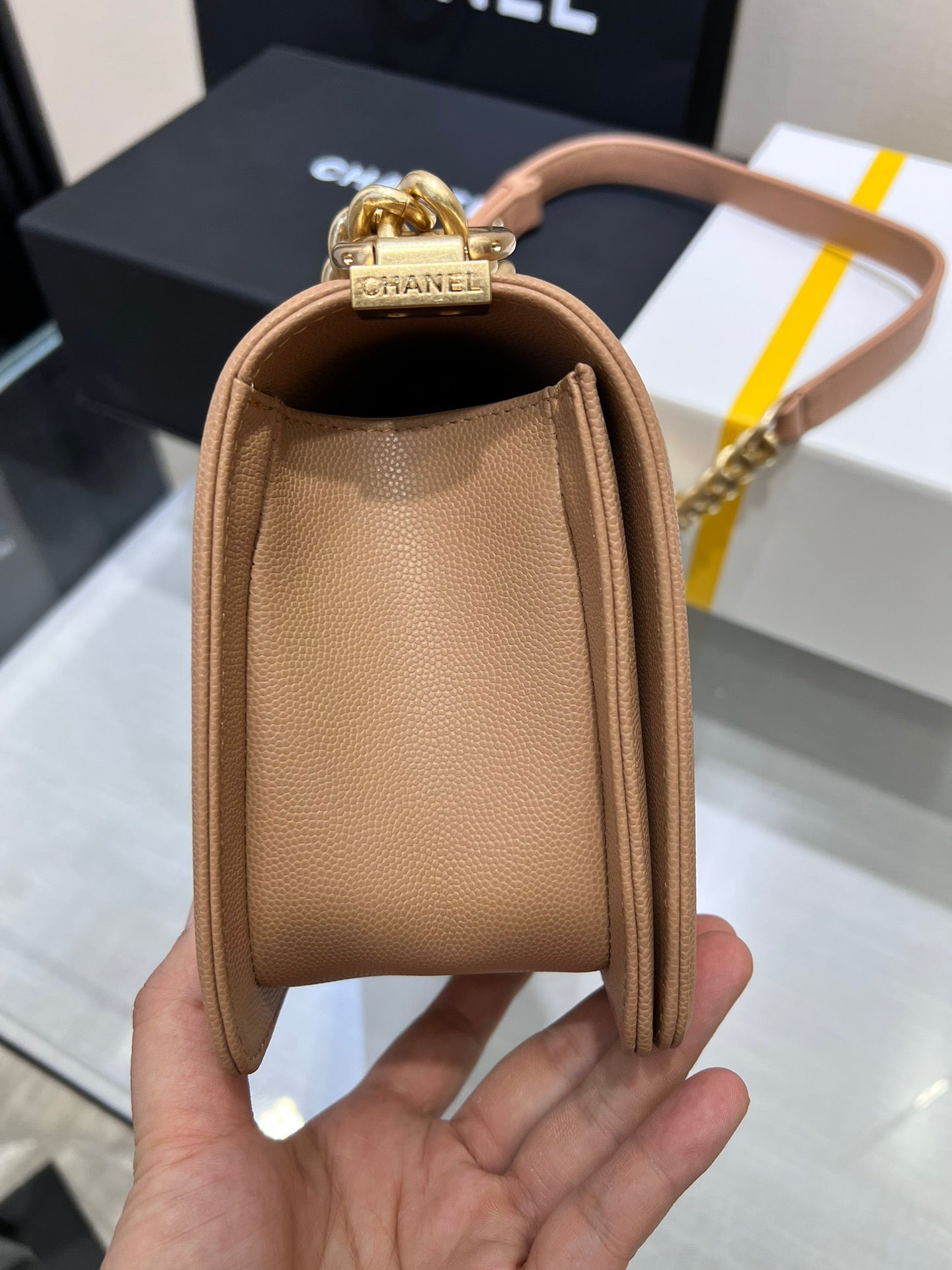 SAC BOY MOYEN 25 CUIR CAVIAR MARRON MÉTAL DORÉ