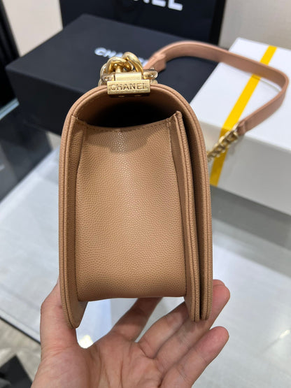 SAC BOY MOYEN 25 CUIR CAVIAR MARRON MÉTAL DORÉ