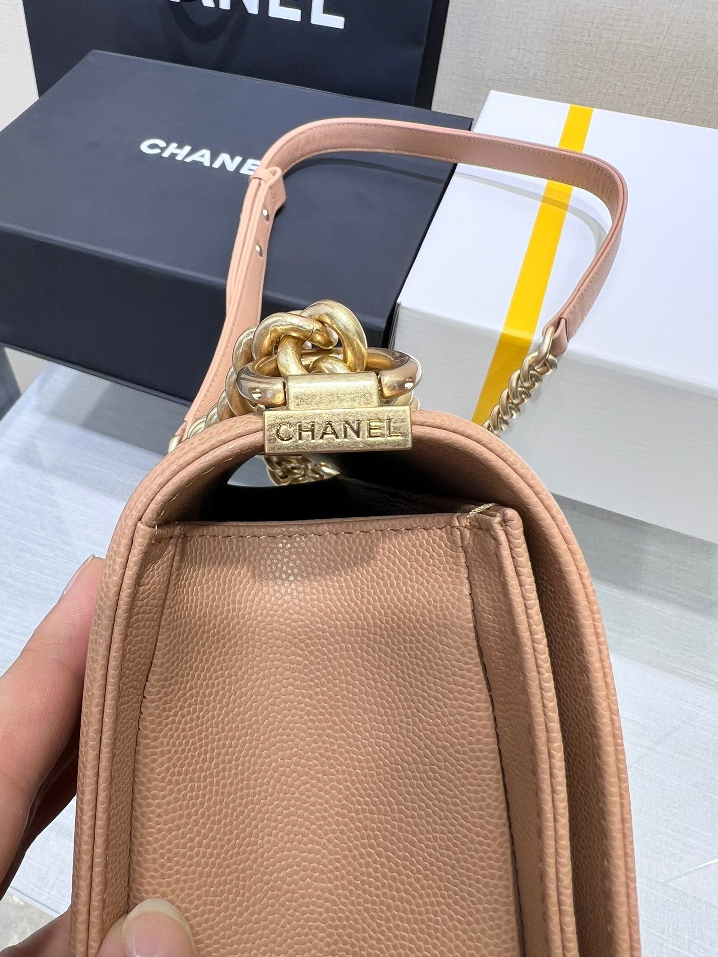 SAC BOY MOYEN 25 CUIR CAVIAR MARRON MÉTAL DORÉ