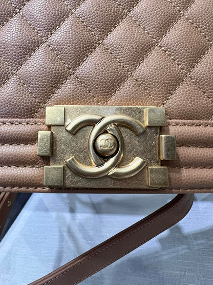 SAC BOY MOYEN 25 CUIR CAVIAR MARRON MÉTAL DORÉ