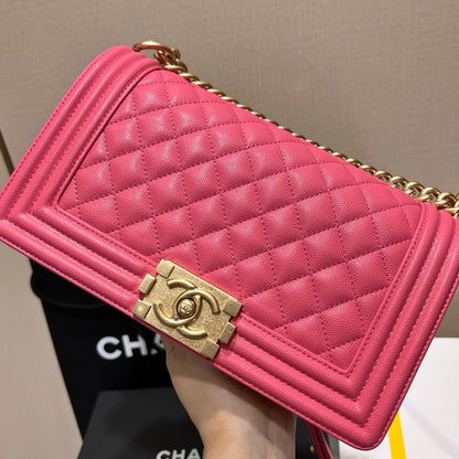 SAC BOY MEDIUM 25 ROUGE CAVIAR MÉTAL DORÉ