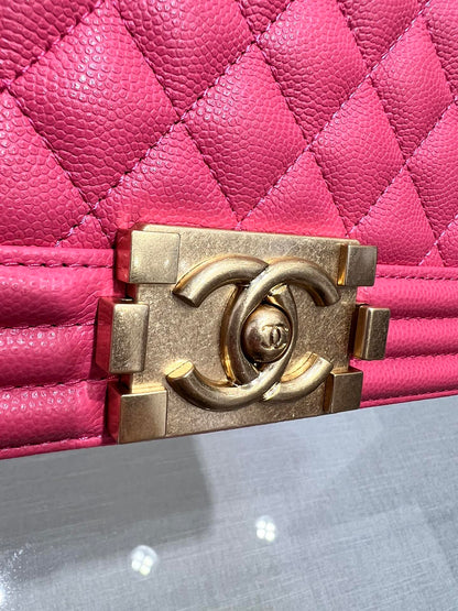 SAC BOY MEDIUM 25 ROUGE CAVIAR MÉTAL DORÉ