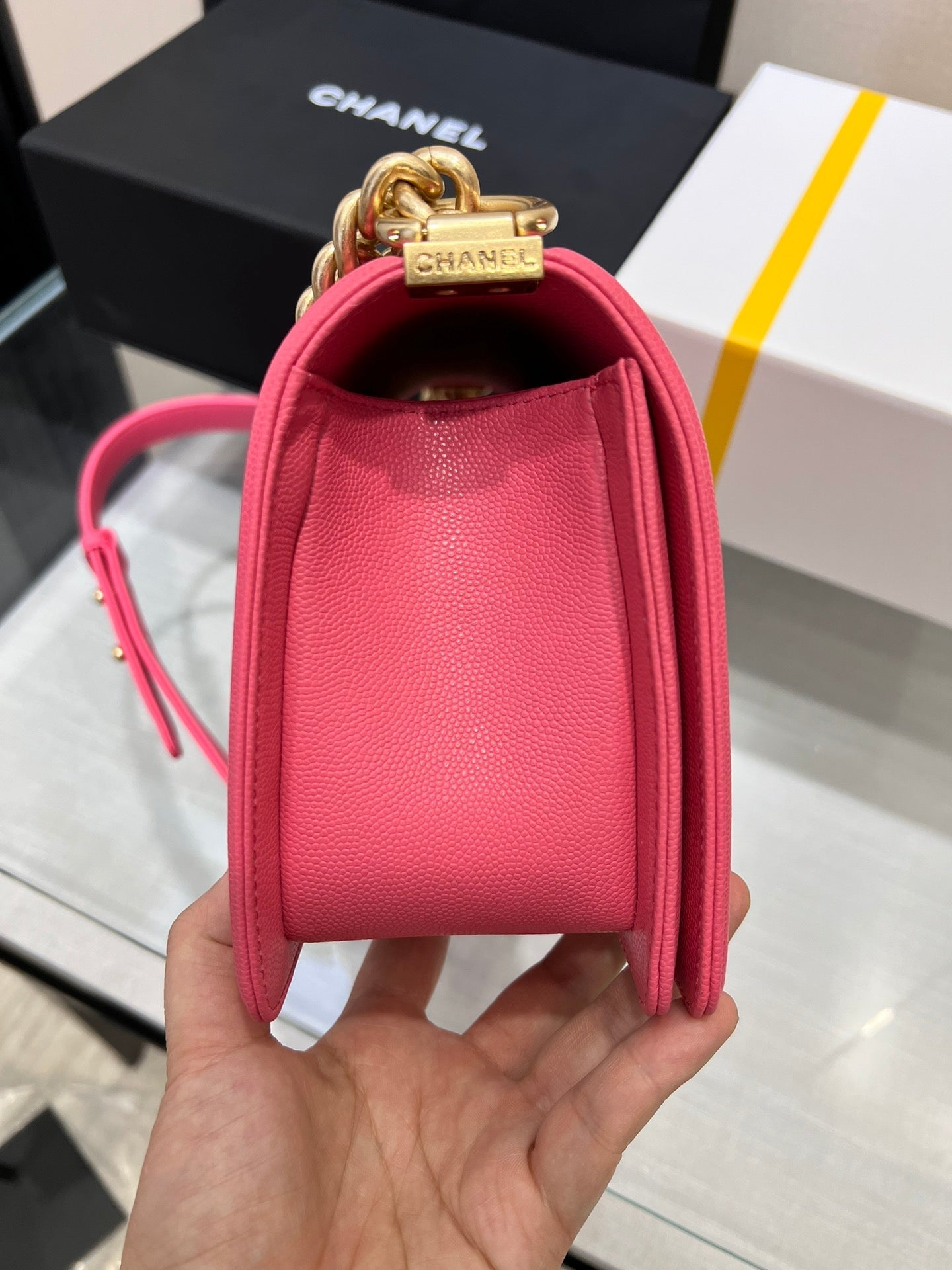 SAC BOY MEDIUM 25 ROUGE CAVIAR MÉTAL DORÉ