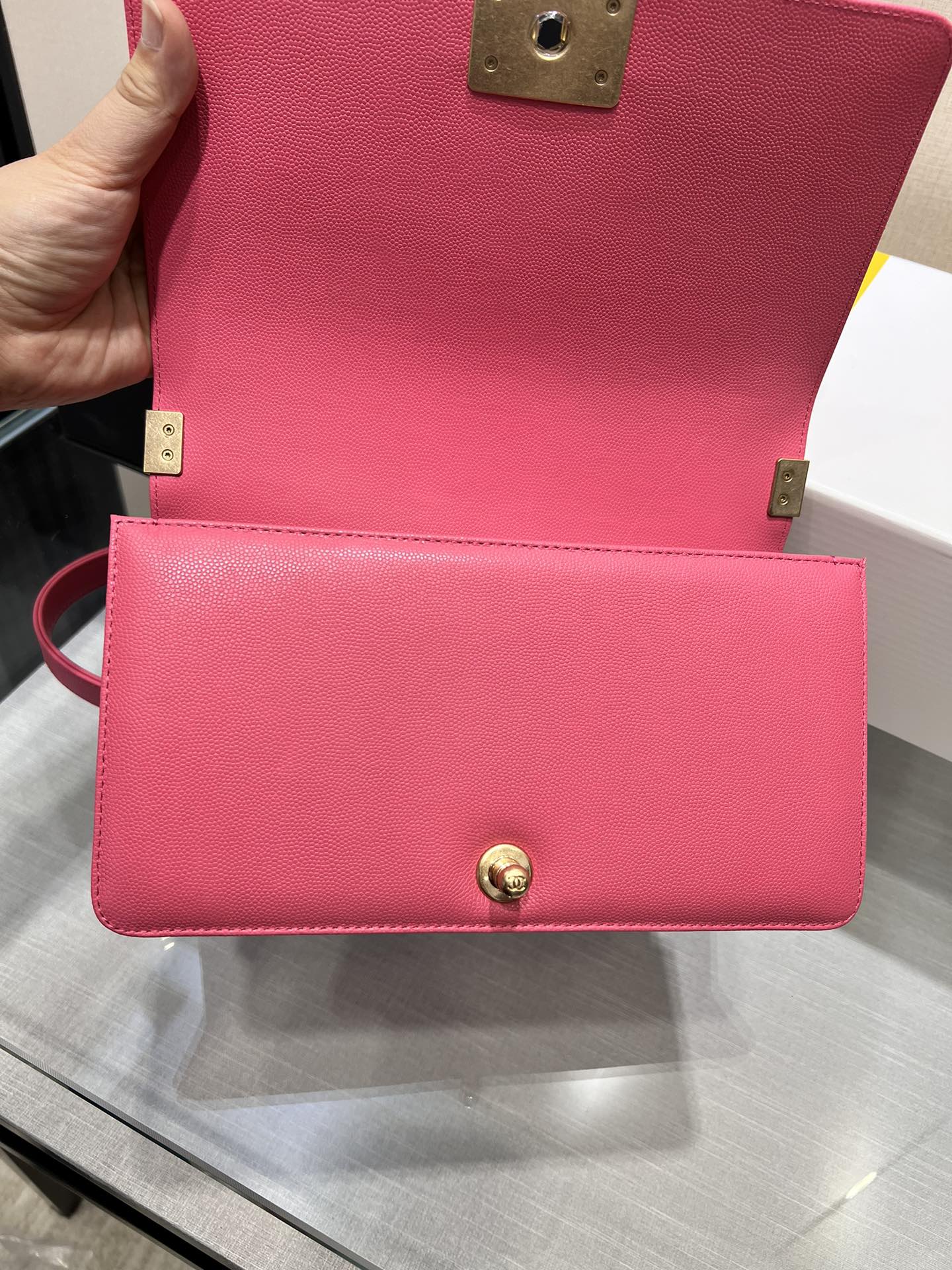 SAC BOY MEDIUM 25 ROUGE CAVIAR MÉTAL DORÉ