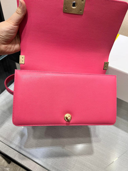 SAC BOY MEDIUM 25 ROUGE CAVIAR MÉTAL DORÉ