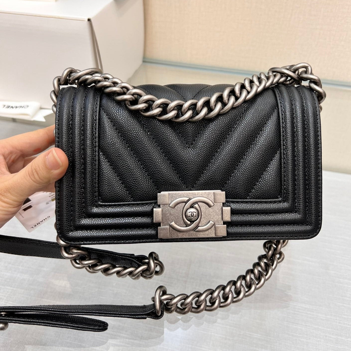 SAC BOY PETIT MODÈLE 20 NOIR CHEVRON CAVIAR MÉTAL RUTHÉNIUM