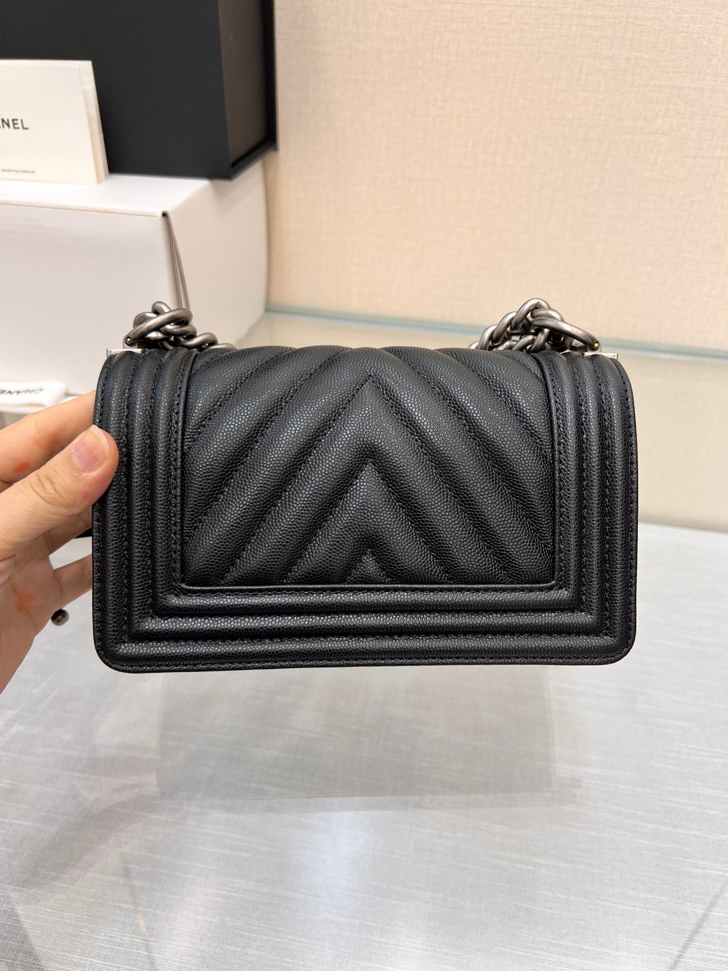 SAC BOY PETIT MODÈLE 20 NOIR CHEVRON CAVIAR MÉTAL RUTHÉNIUM