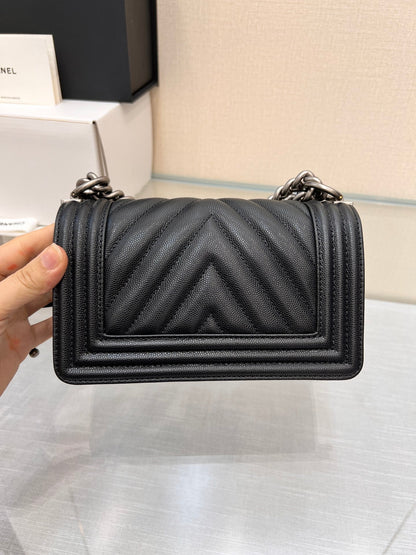 SAC BOY PETIT MODÈLE 20 NOIR CHEVRON CAVIAR MÉTAL RUTHÉNIUM