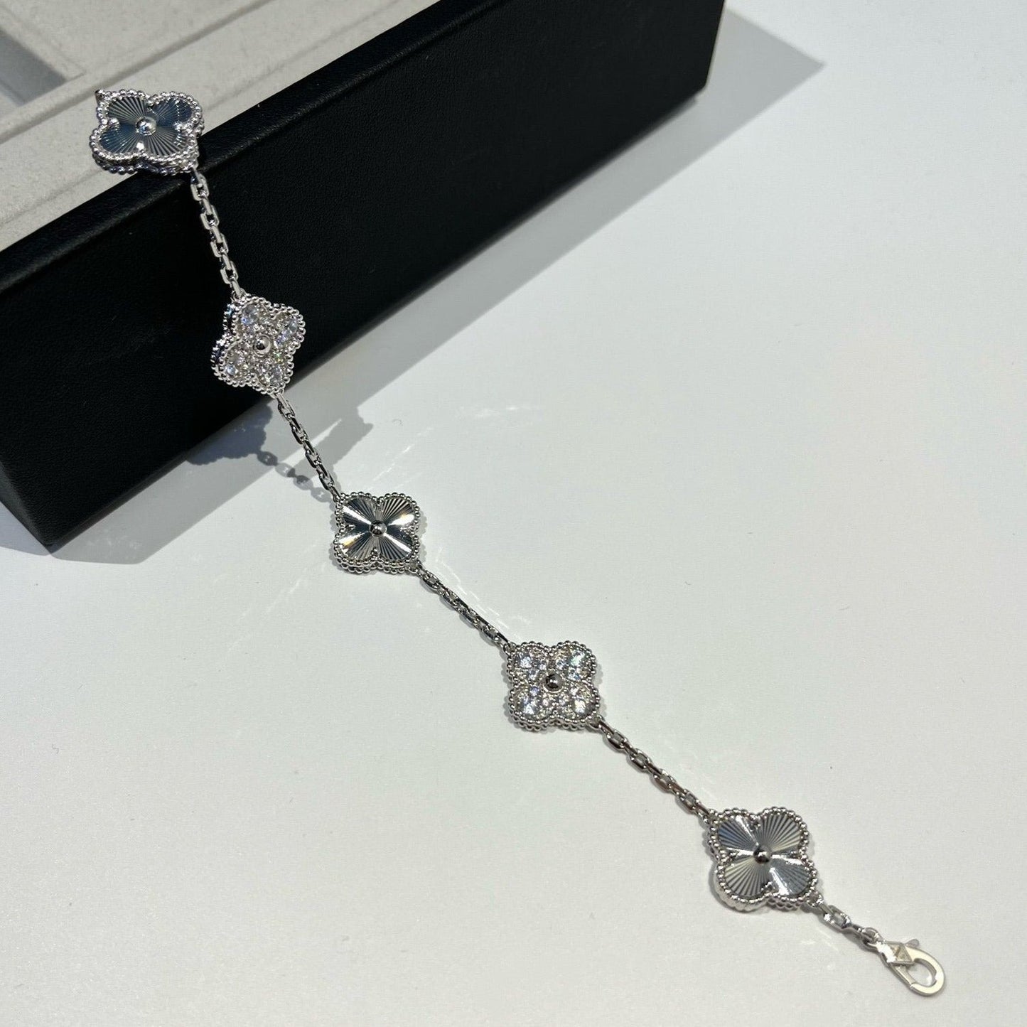 [Shinejoy] CLOVER 5 MOTIF LASER BRACELET COLLECTION