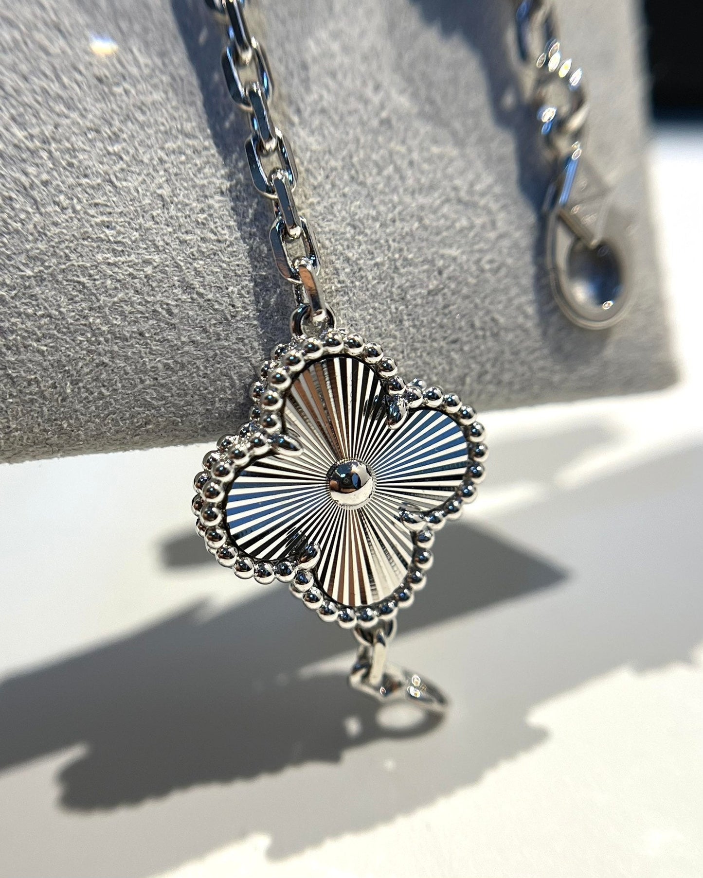 [Shinejoy] CLOVER 5 MOTIF LASER BRACELET COLLECTION