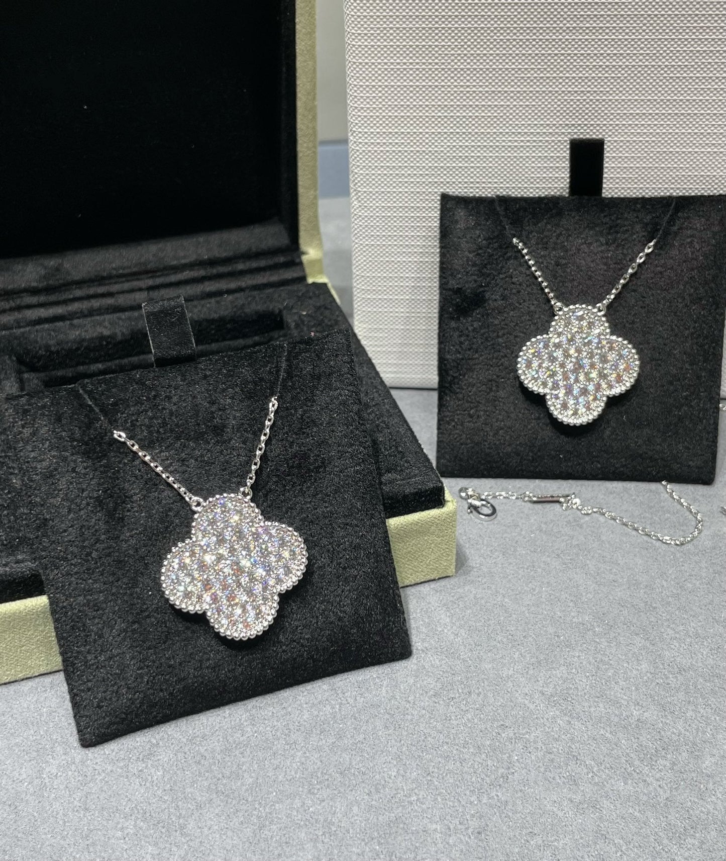 [Shinejoy]CLOVER 25MM LARGE PENDANT DIAMOND PAVED SILVER NECKLACE