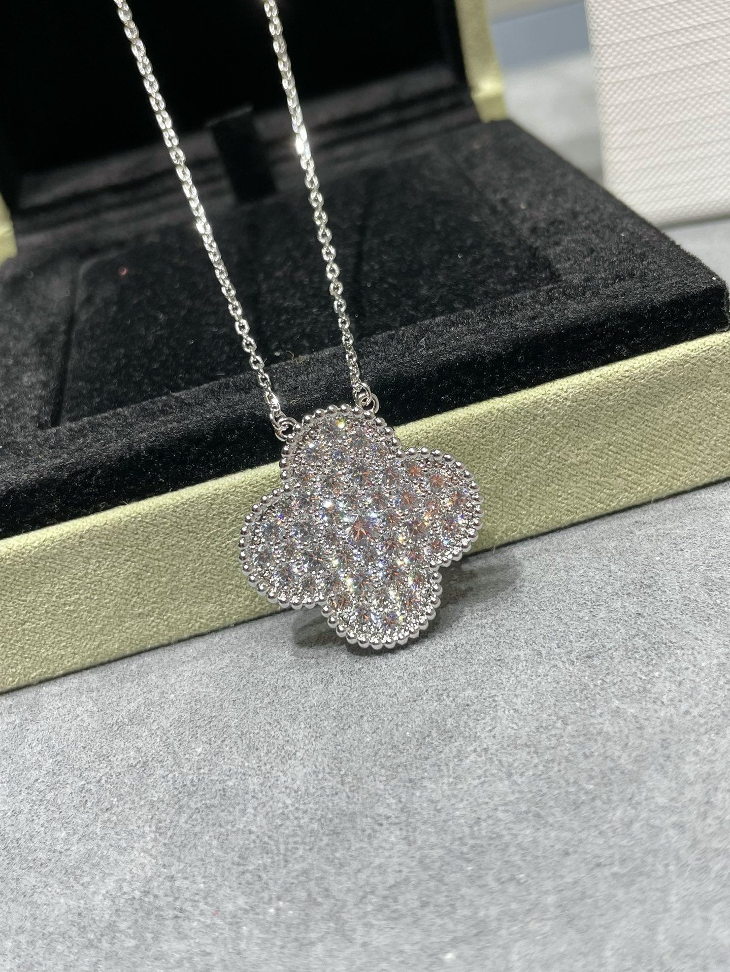 [Shinejoy]CLOVER 25MM LARGE PENDANT DIAMOND PAVED SILVER NECKLACE