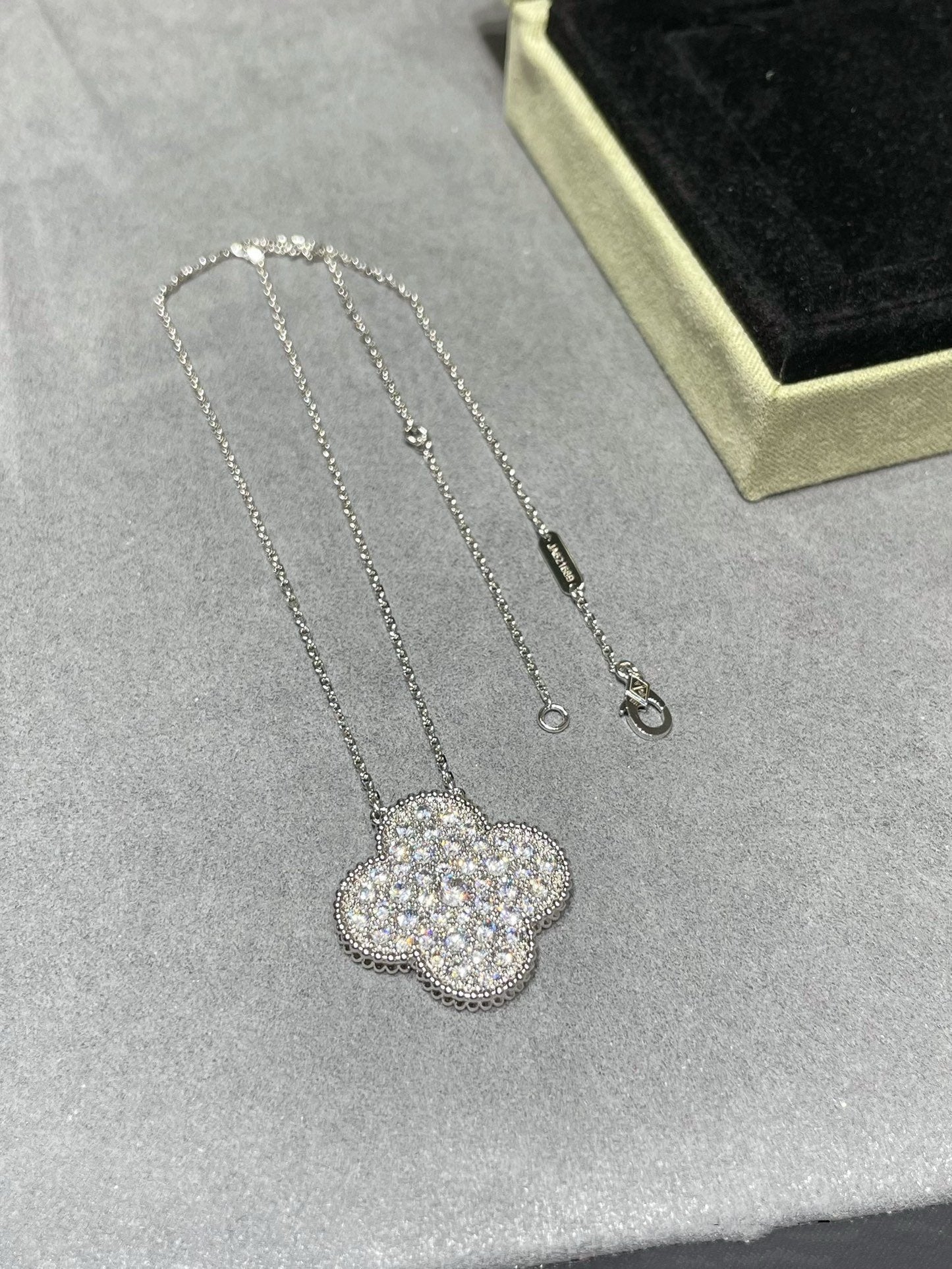 [Shinejoy]CLOVER 25MM LARGE PENDANT DIAMOND PAVED SILVER NECKLACE