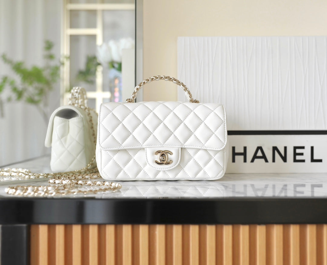 MINI SAC À RABAT RECTANGULAIRE AVEC POIGNÉE 20CM EN AGNEAU BLANC, QUINCAILLERIE ARGENTÉE