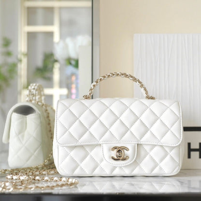 MINI SAC À RABAT RECTANGULAIRE AVEC POIGNÉE 20CM EN AGNEAU BLANC, QUINCAILLERIE ARGENTÉE