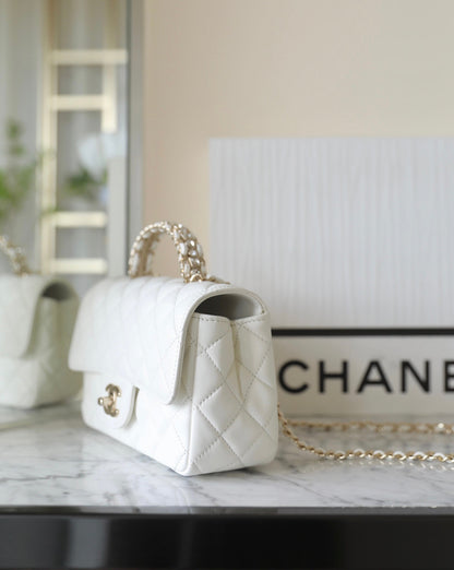 MINI SAC À RABAT RECTANGULAIRE AVEC POIGNÉE 20CM EN AGNEAU BLANC, QUINCAILLERIE ARGENTÉE