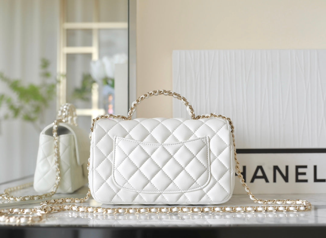 MINI SAC À RABAT RECTANGULAIRE AVEC POIGNÉE 20CM EN AGNEAU BLANC, QUINCAILLERIE ARGENTÉE