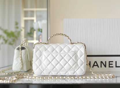 MINI SAC À RABAT RECTANGULAIRE AVEC POIGNÉE 20CM EN AGNEAU BLANC, QUINCAILLERIE ARGENTÉE