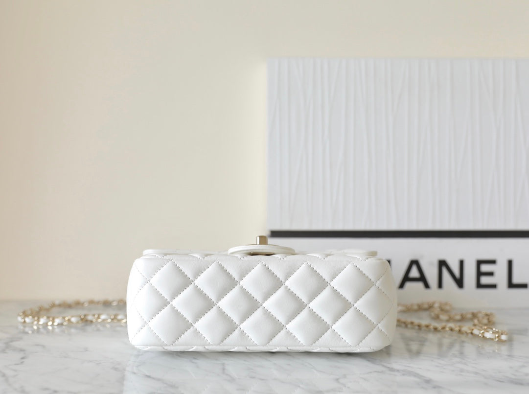 MINI SAC À RABAT RECTANGULAIRE AVEC POIGNÉE 20CM EN AGNEAU BLANC, QUINCAILLERIE ARGENTÉE