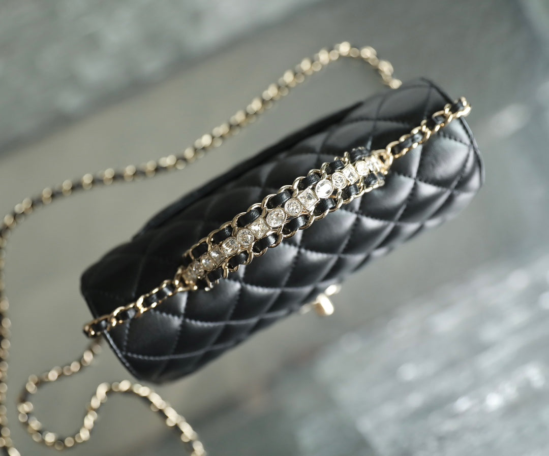 SAC MINI RECTANGLE À RABAT AVEC ANSE CUIR D'AGNEAU NOIR MÉTAL ARGENTÉ 20CM