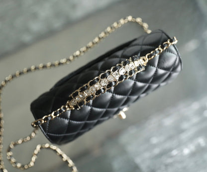 SAC MINI RECTANGLE À RABAT AVEC ANSE CUIR D'AGNEAU NOIR MÉTAL ARGENTÉ 20CM