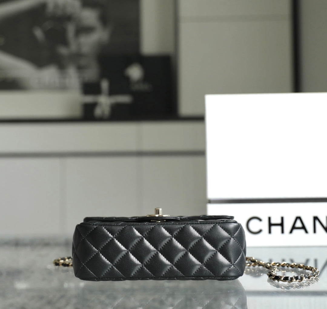 SAC MINI RECTANGLE À RABAT AVEC ANSE CUIR D'AGNEAU NOIR MÉTAL ARGENTÉ 20CM