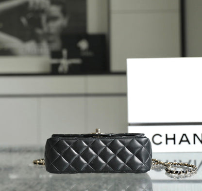 SAC MINI RECTANGLE À RABAT AVEC ANSE CUIR D'AGNEAU NOIR MÉTAL ARGENTÉ 20CM