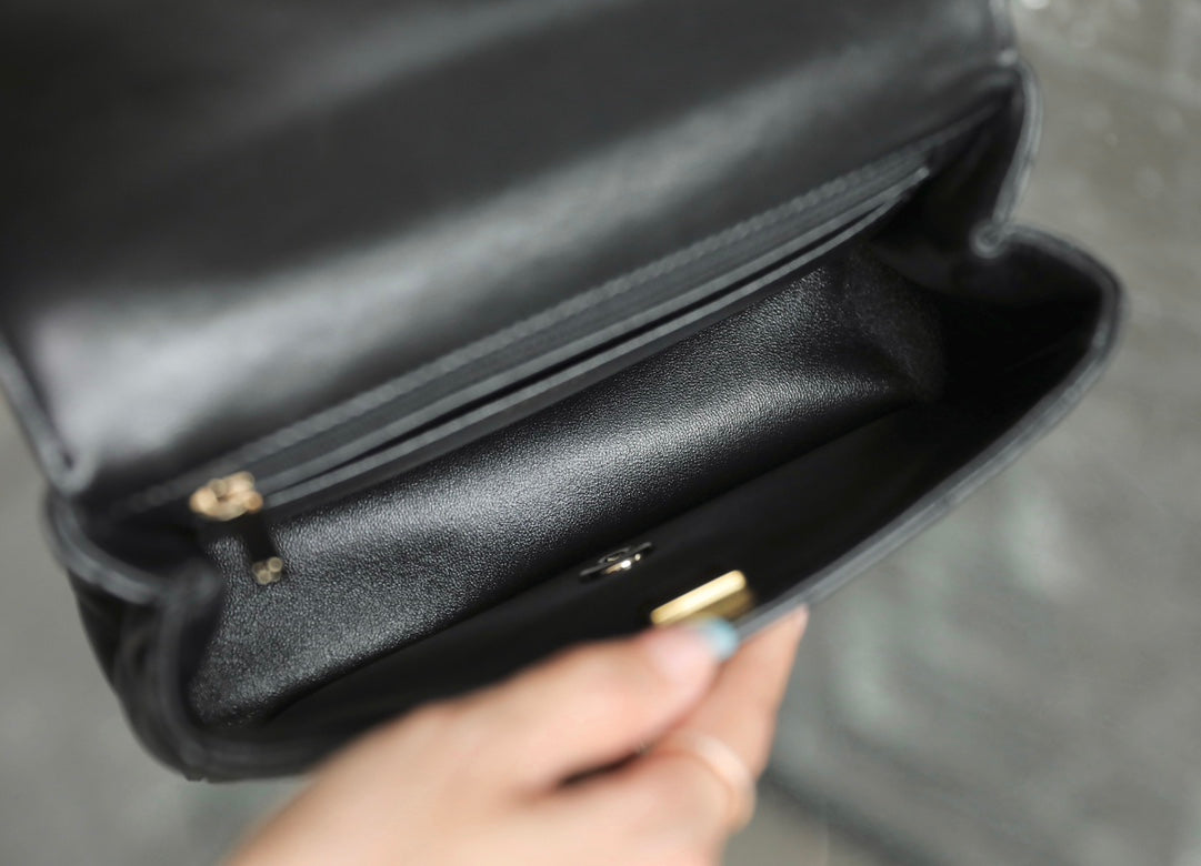 SAC MINI RECTANGLE À RABAT AVEC ANSE CUIR D'AGNEAU NOIR MÉTAL ARGENTÉ 20CM