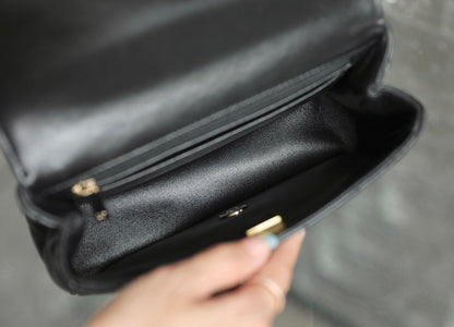 SAC MINI RECTANGLE À RABAT AVEC ANSE CUIR D'AGNEAU NOIR MÉTAL ARGENTÉ 20CM