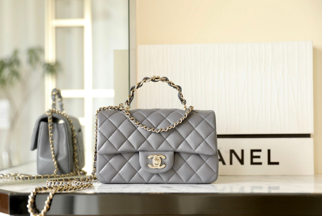 MINI SAC À RABAT RECTANGULAIRE AVEC POIGNÉE 20CM EN AGNEAU GRIS AVEC QUINCAILLERIE ARGENTÉE