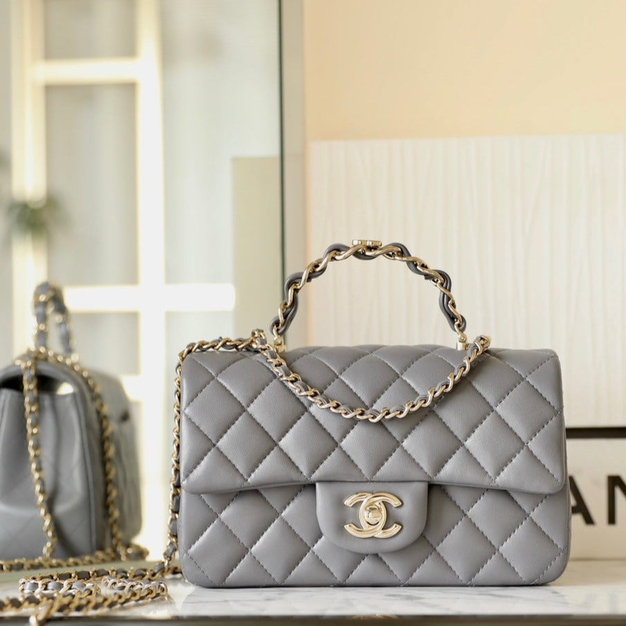 MINI SAC À RABAT RECTANGULAIRE AVEC POIGNÉE 20CM EN AGNEAU GRIS AVEC QUINCAILLERIE ARGENTÉE