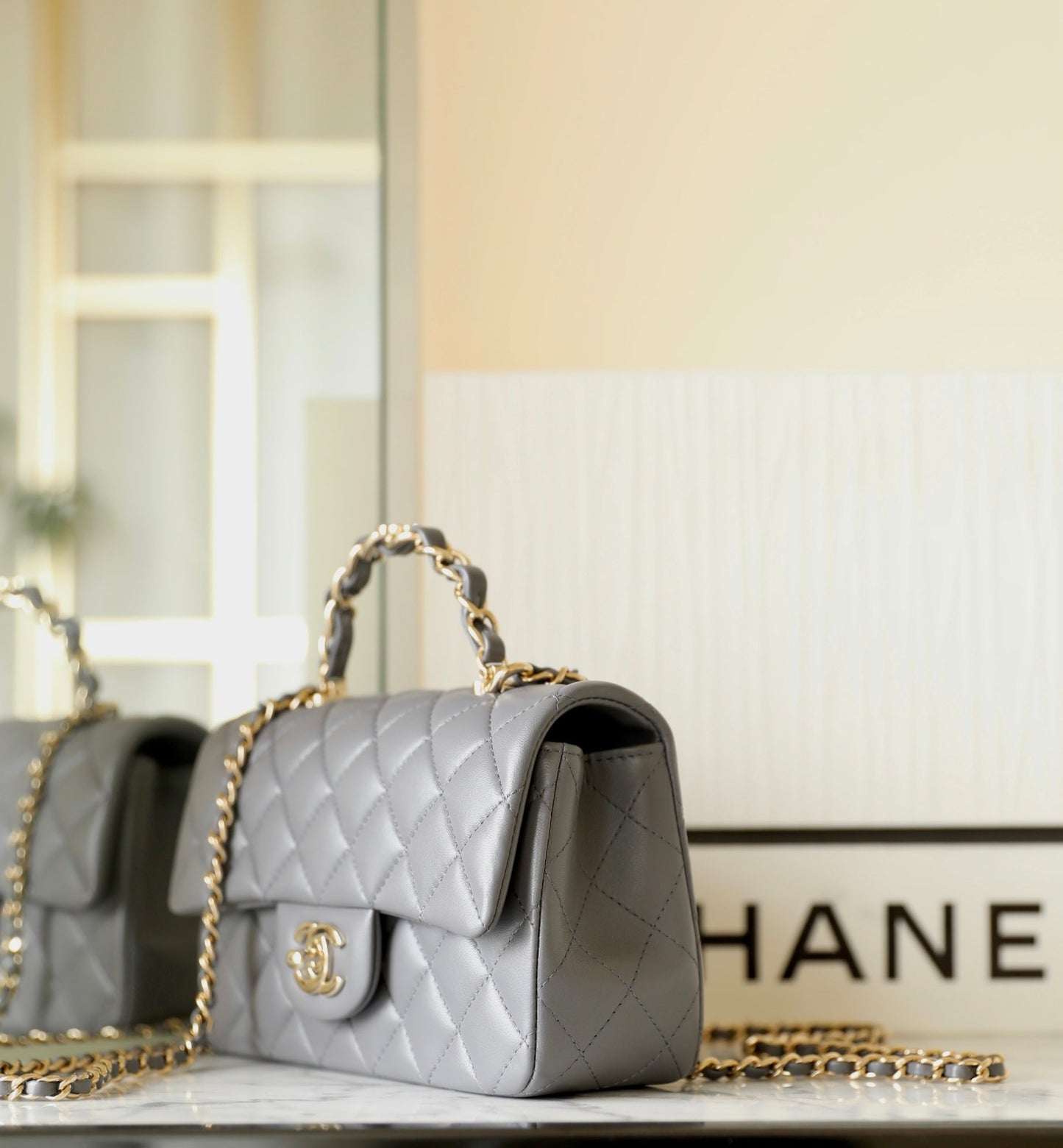 MINI SAC À RABAT RECTANGULAIRE AVEC POIGNÉE 20CM EN AGNEAU GRIS AVEC QUINCAILLERIE ARGENTÉE