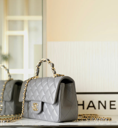 MINI SAC À RABAT RECTANGULAIRE AVEC POIGNÉE 20CM EN AGNEAU GRIS AVEC QUINCAILLERIE ARGENTÉE