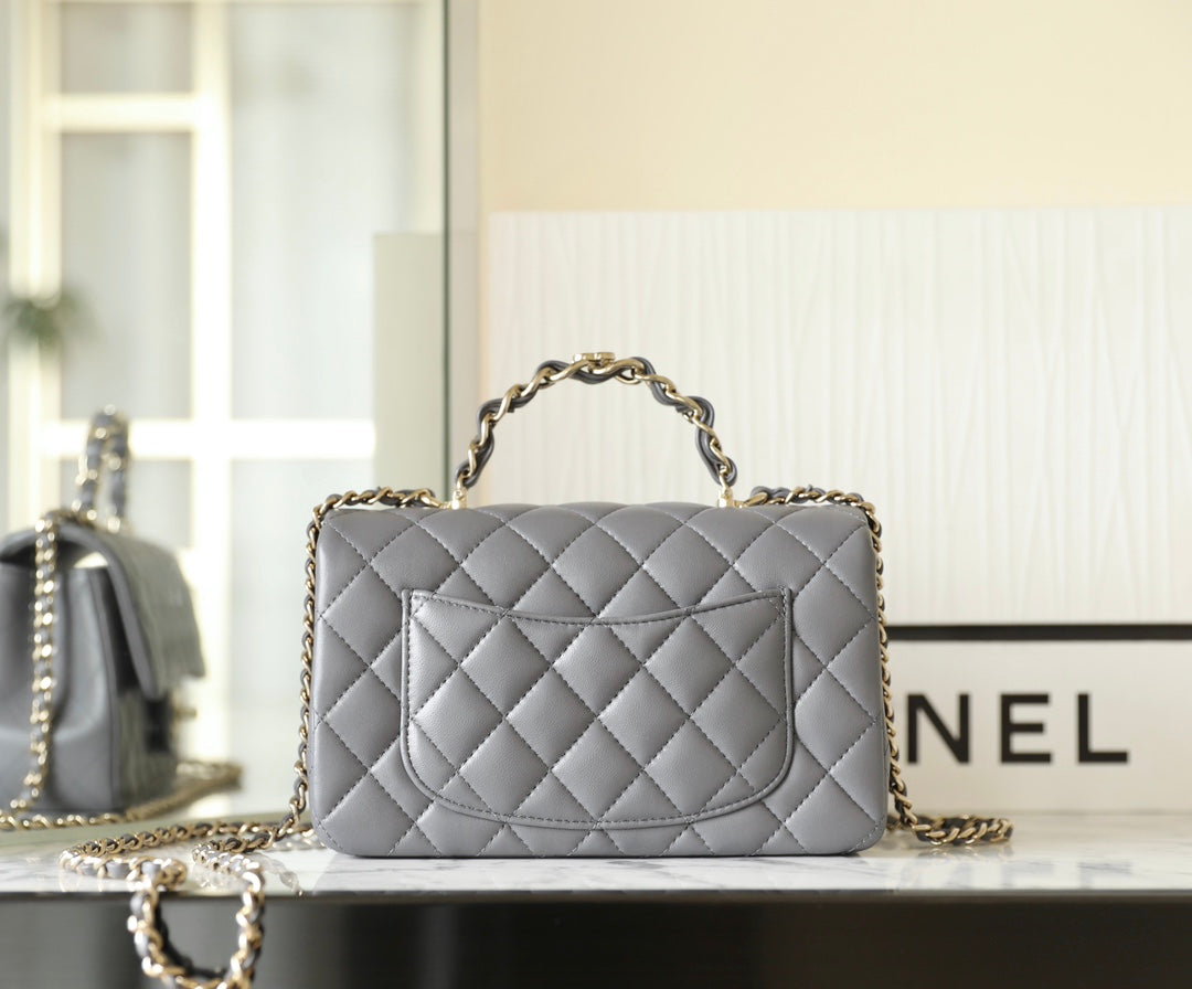 MINI SAC À RABAT RECTANGULAIRE AVEC POIGNÉE 20CM EN AGNEAU GRIS AVEC QUINCAILLERIE ARGENTÉE