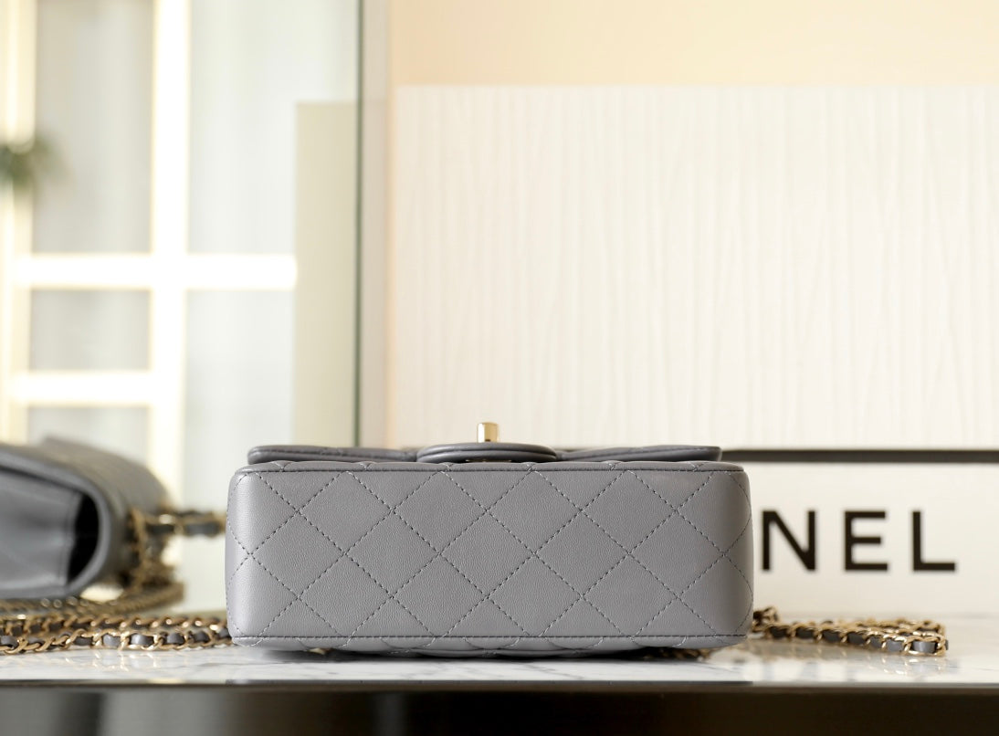 MINI SAC À RABAT RECTANGULAIRE AVEC POIGNÉE 20CM EN AGNEAU GRIS AVEC QUINCAILLERIE ARGENTÉE
