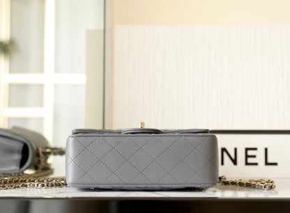 MINI SAC À RABAT RECTANGULAIRE AVEC POIGNÉE 20CM EN AGNEAU GRIS AVEC QUINCAILLERIE ARGENTÉE