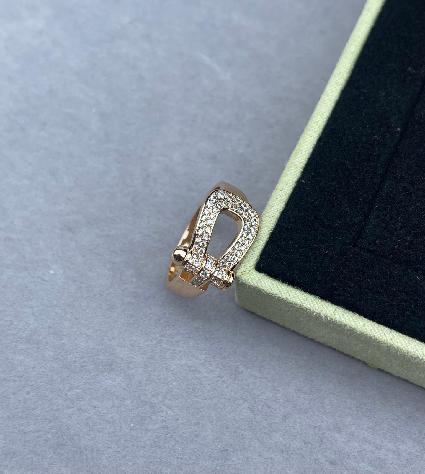 [Shinejoy]Wide Hoof-Shaped Diamond-Studded Ring