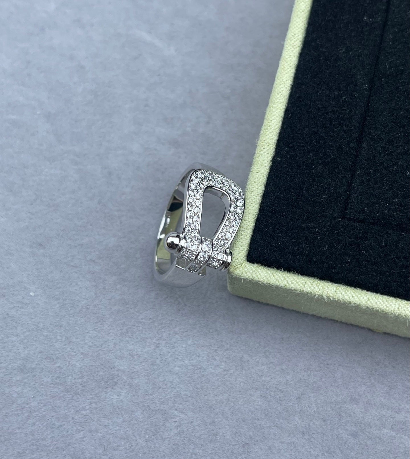 [Shinejoy]Wide Hoof-Shaped Diamond-Studded Ring