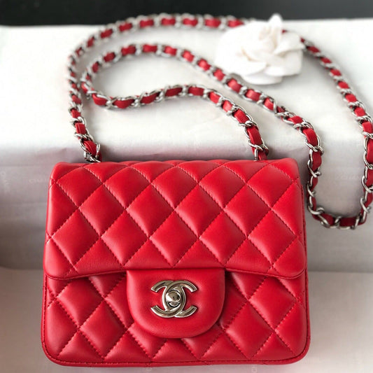 MINI SAC À RABAT CARRÉ 17CM CUIR D'AGNEAU ROUGE QUINCAILLERIE ARGENTÉE