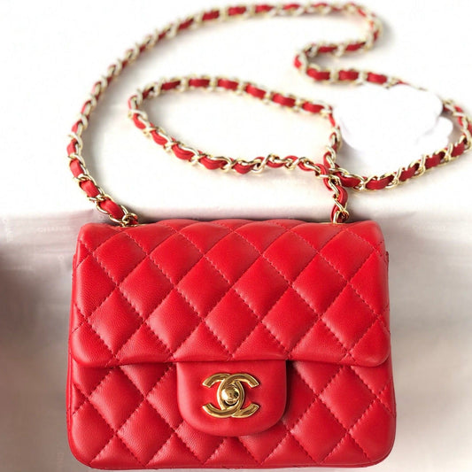 MINI SAC À RABAT CARRÉ 17CM CUIR D'AGNEAU ROUGE FINITION DORÉE