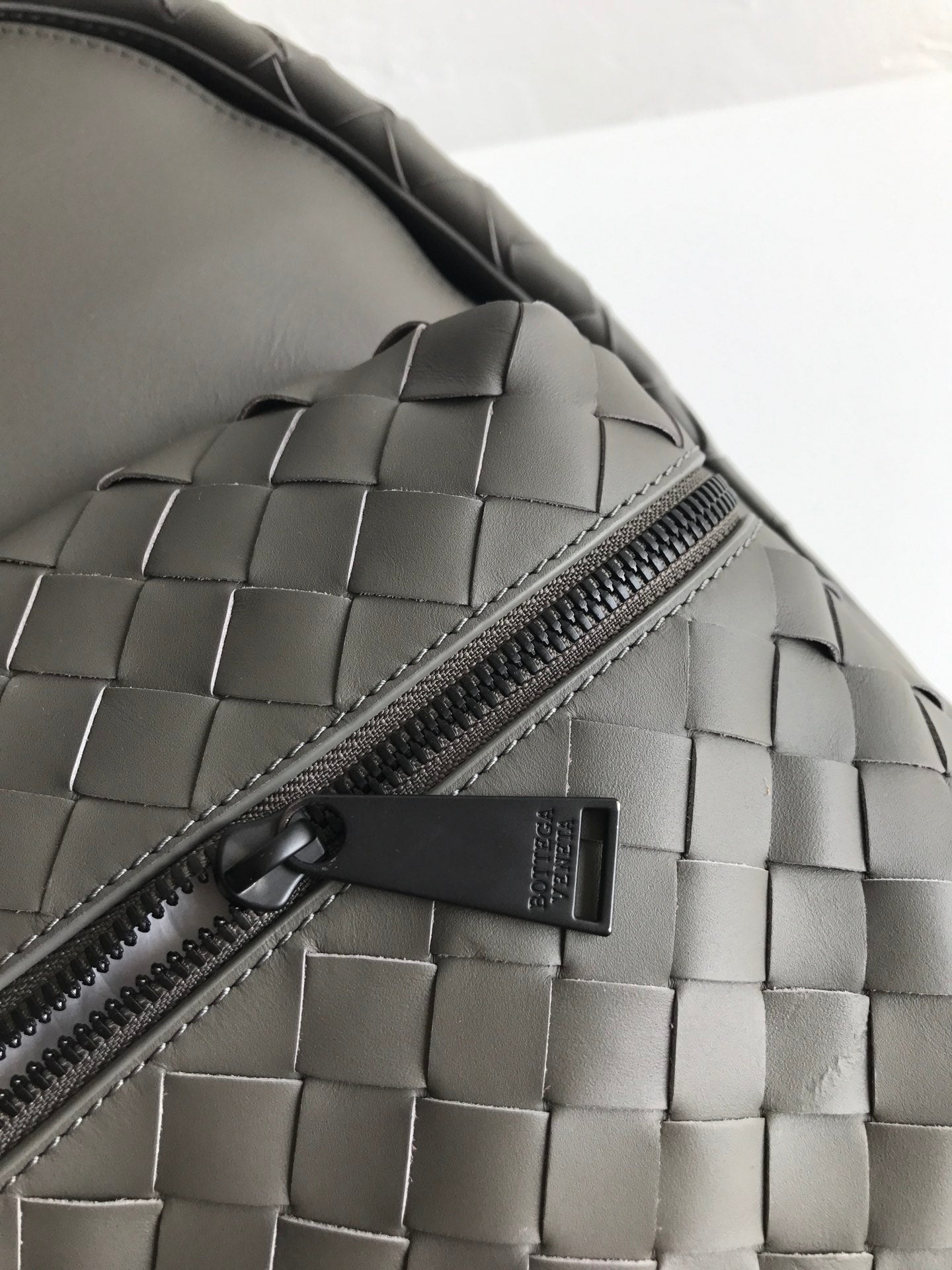 SAC À DOS SMALL INTRECCIATO 41 EN CUIR DE VEAU CHARCOAL BLACK