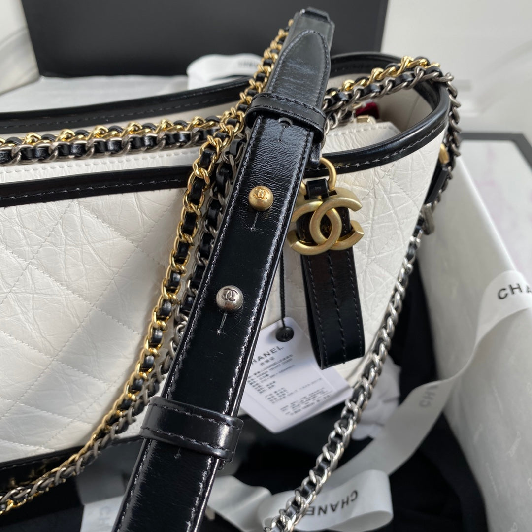 SAC HOBO CC GABRIELLE MEDIUM 28 EN PEAU DE VEAU NOIRE MÉLANGE BLANC