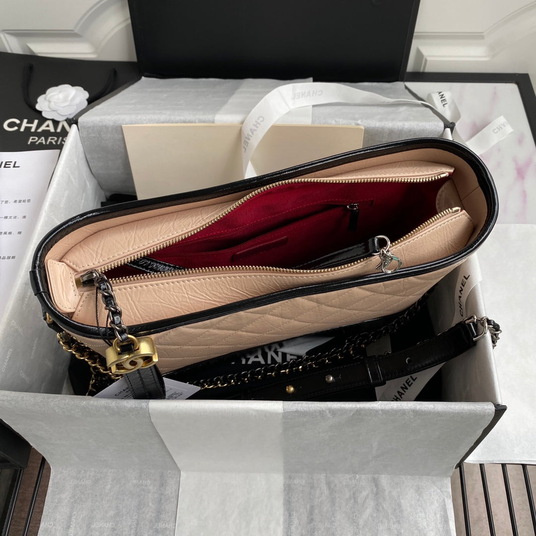 SAC HOBO MOYEN CC GABRIELLE 28 EN MÉLANGE DE CUIR DE VEAU NOIR ET BEIGE AMANDE