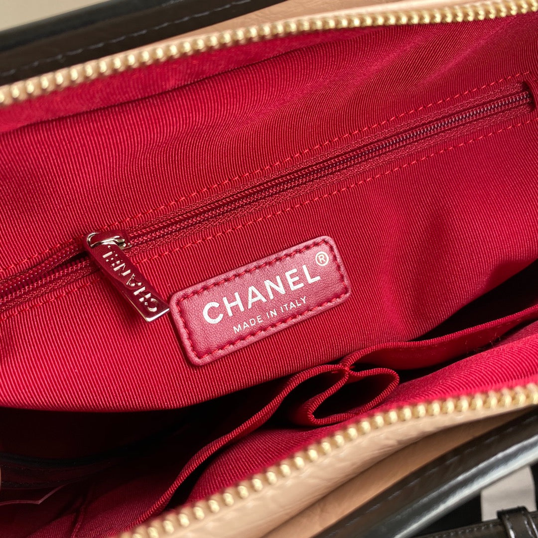 SAC HOBO MOYEN CC GABRIELLE 28 EN MÉLANGE DE CUIR DE VEAU NOIR ET BEIGE AMANDE