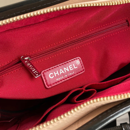 SAC HOBO MOYEN CC GABRIELLE 28 EN MÉLANGE DE CUIR DE VEAU NOIR ET BEIGE AMANDE