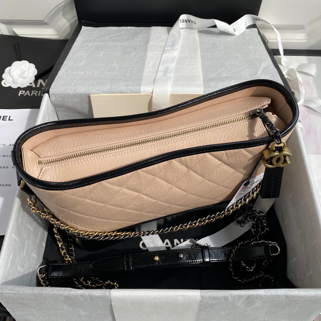 SAC HOBO MOYEN CC GABRIELLE 28 EN MÉLANGE DE CUIR DE VEAU NOIR ET BEIGE AMANDE