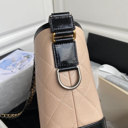 SAC HOBO MOYEN CC GABRIELLE 28 EN MÉLANGE DE CUIR DE VEAU NOIR ET BEIGE AMANDE